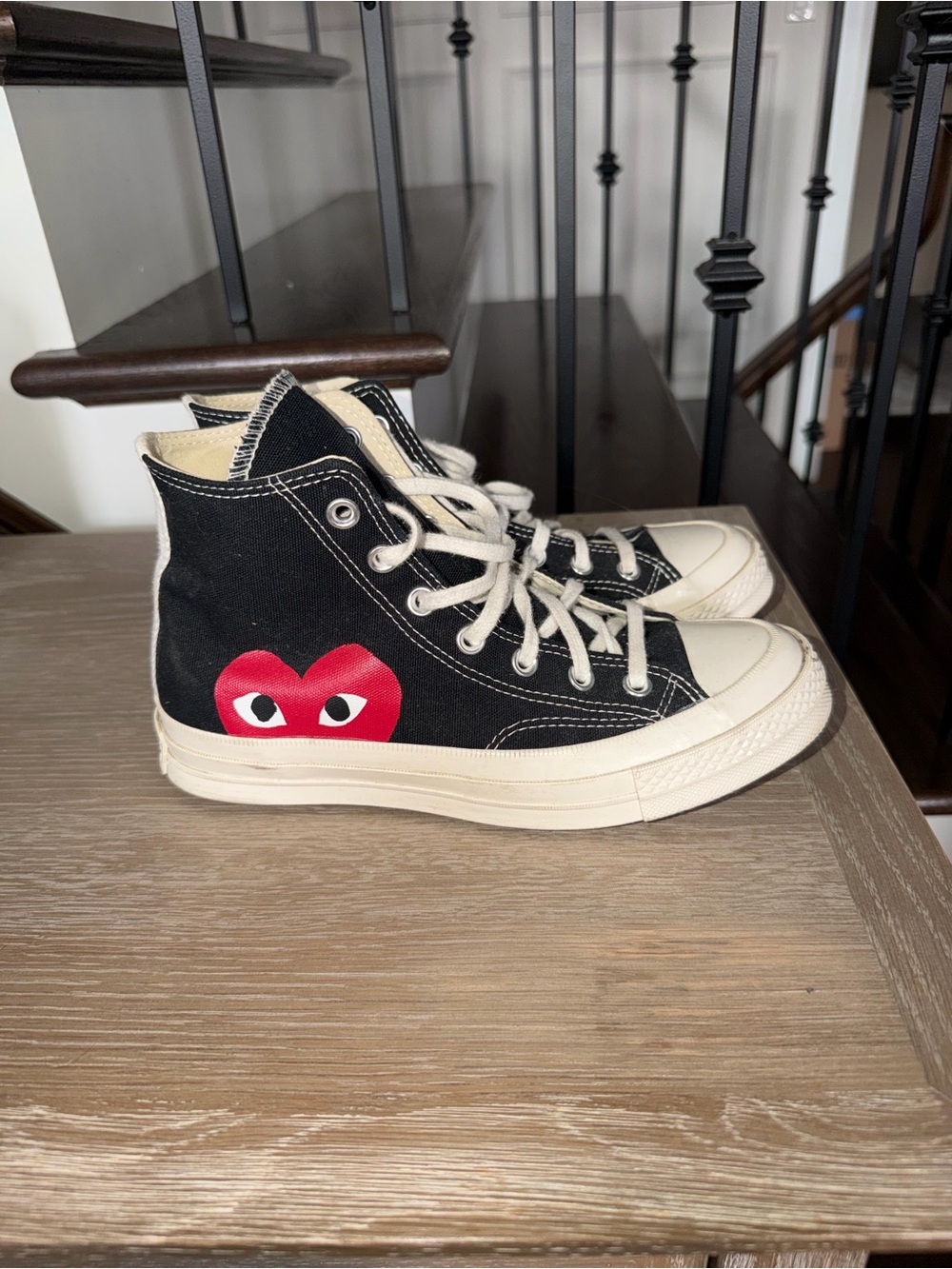 Black com De Garçon Converse High-Top women’s Sneakers with Red Heart Accent